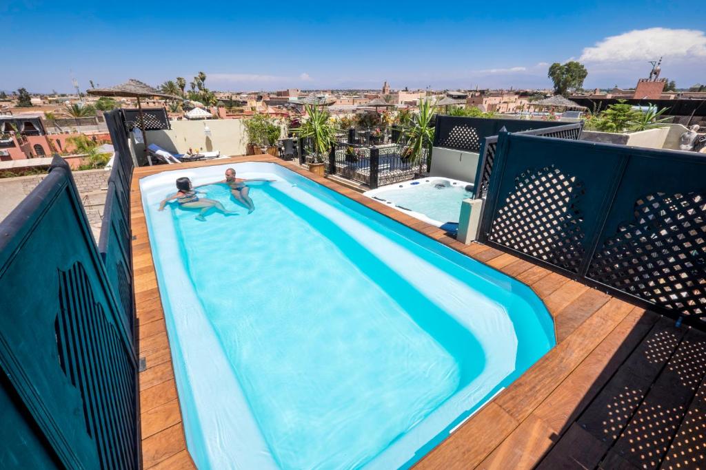 Bazén v ubytování Riad Nesma Suites & Spa nebo v jeho okolí