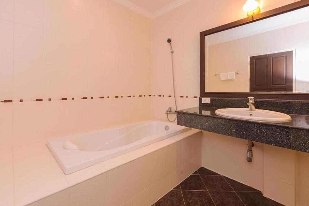 Sukcheewa Residence Phuket - Resim 33