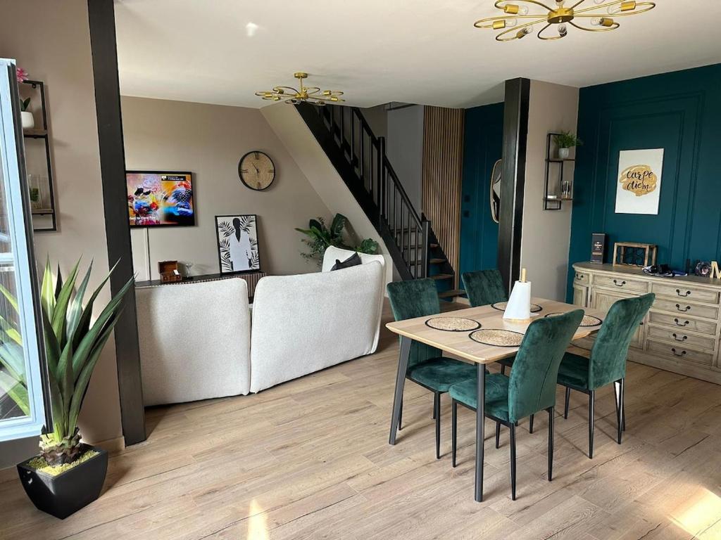 Khu vực ghế ngồi tại Cozy Home with Garden & Terrace
