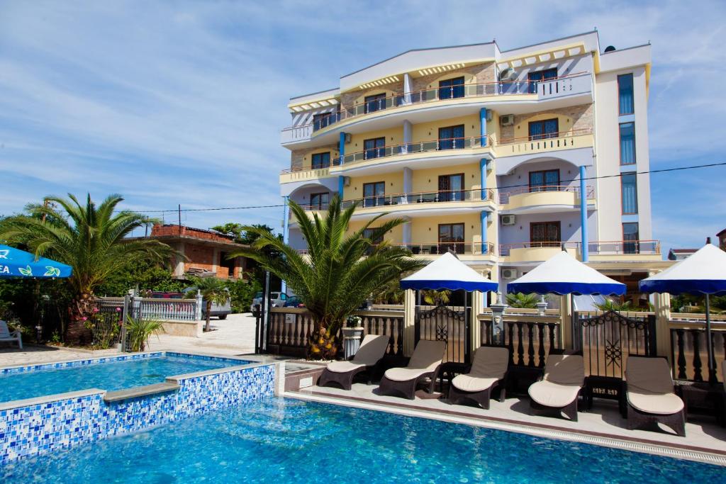 un hôtel avec une piscine, des chaises et des parasols dans l'établissement Spa Hotel Montefila, à Ulcinj