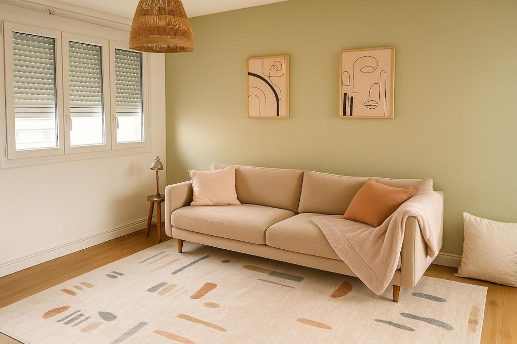 Posezení v ubytování Le Monlahaye, cozy & bright