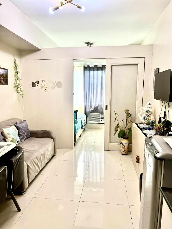 TV a/nebo společenská místnost v ubytování Rhon's Staycation