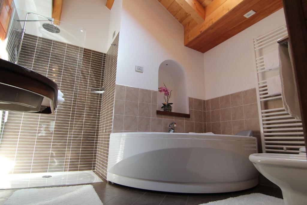Koupelna v ubytování Albergo Edelweiss - LareSpa