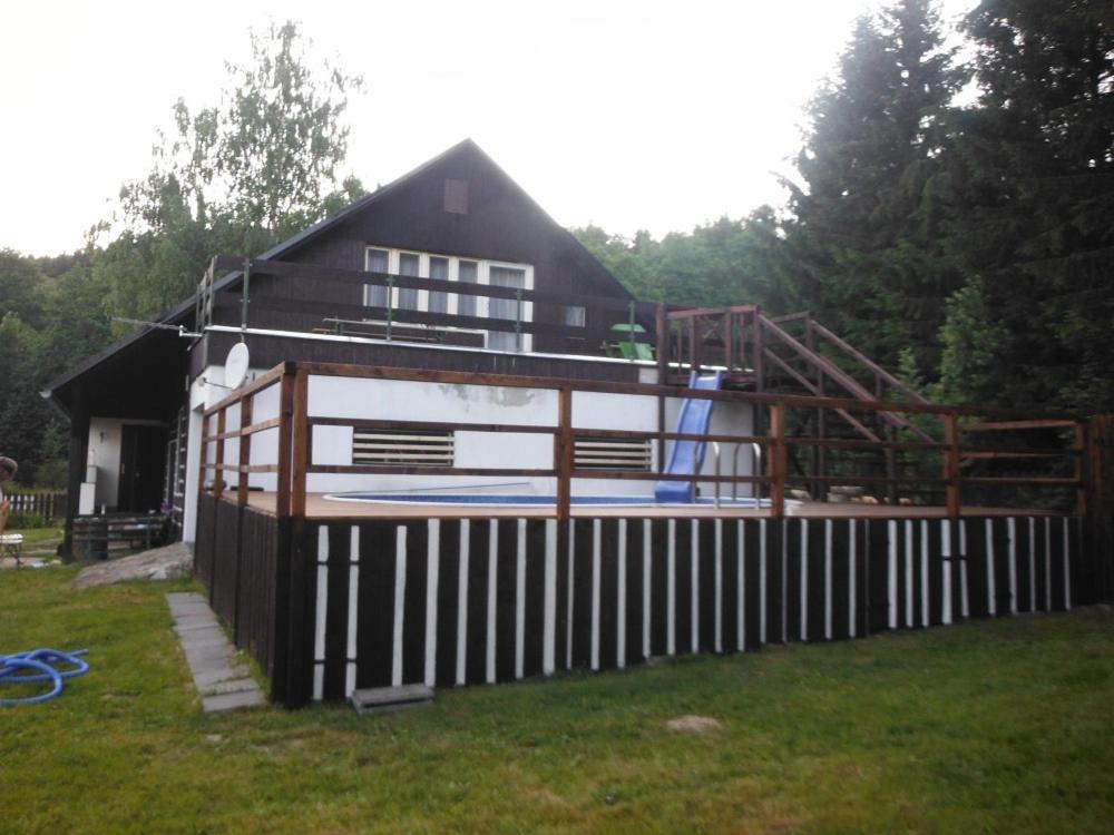 a house with a fence in front of it at Chalupa U Pilota in Králíky