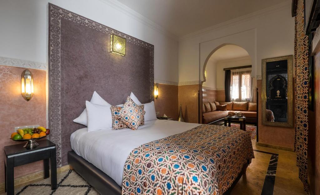 Postel nebo postele na pokoji v ubytování Riad Nesma Suites & Spa