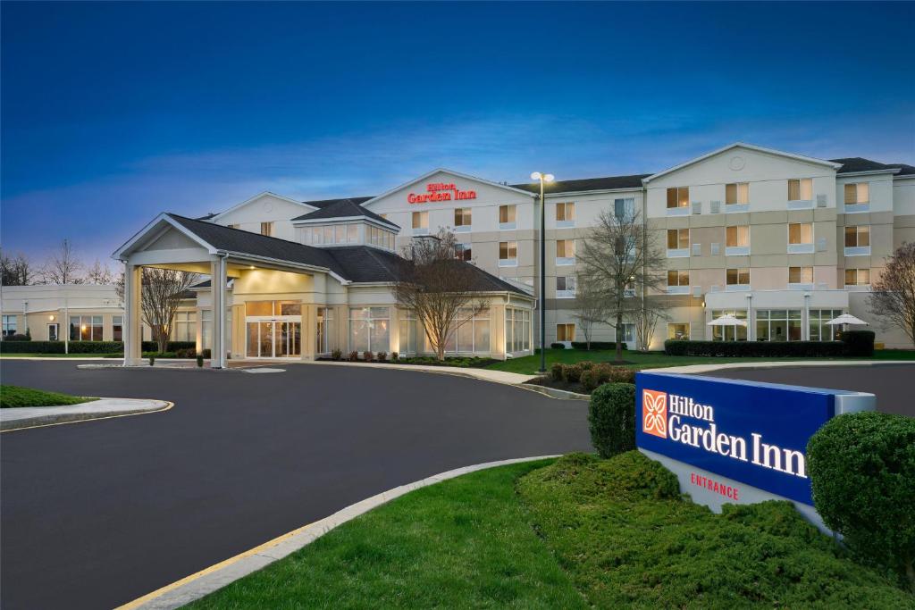 una representación del frente de un hotel en Hilton Garden Inn Dover, en Dover