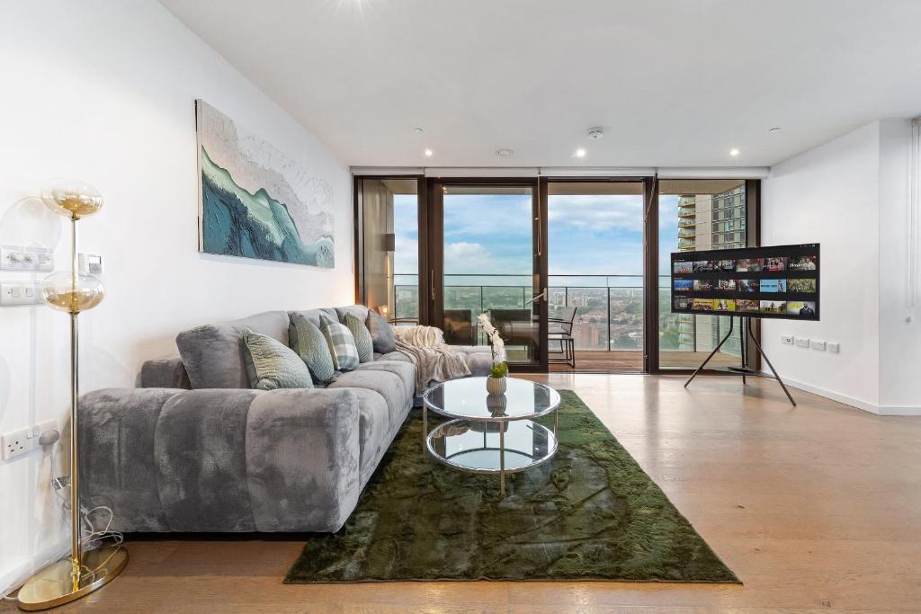 un soggiorno con un divano e un tavolo di vetro di Sky High Luxury 2 Bed Flat with Jaw Dropping Views a Moffat