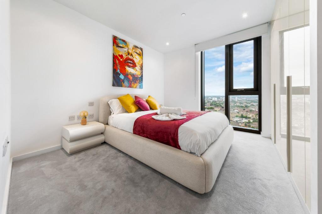 モファットにあるPanoramic Sky View 2-Bedroom Luxury Flatの大きなベッドと窓のある白い寝室