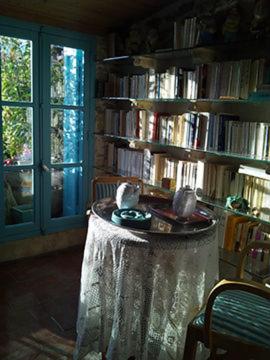 a library with a table with birds sitting on it at Riverside Home Cottage in Trèbes
