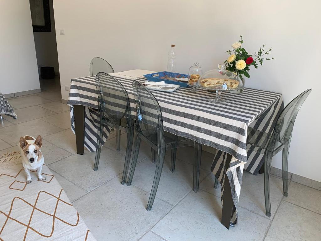 La zona pranzo interna con tavolo e sedie, dove viene servita la colazione