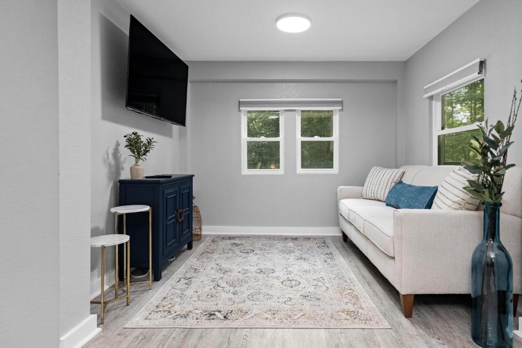 a living room with a couch and a tv at Gum Tree 01 with Wintergreen Advantage in Wintergreen