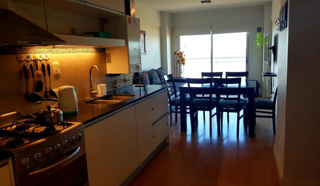 Nhà bếp/bếp nhỏ tại Departamento con cochera vista al mar