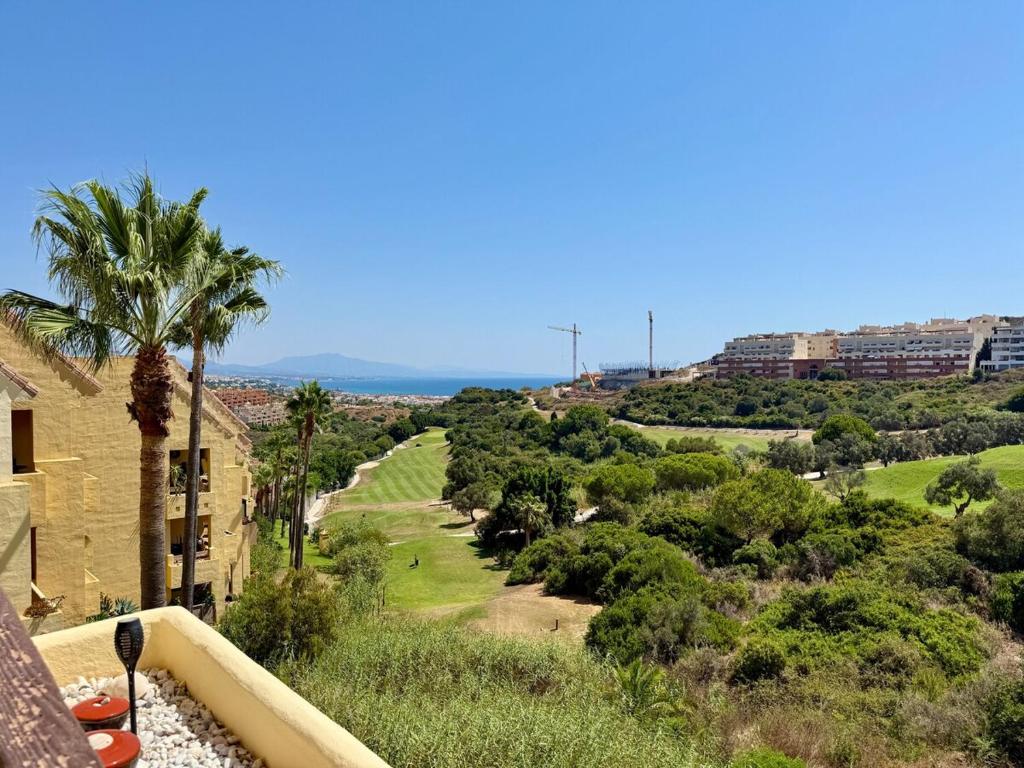 Sea View & Golf Frontline 2-Bedroom in Duquesa