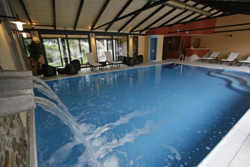 une grande piscine avec une fontaine dans l'établissement Apartment Kaštel, à Motovun