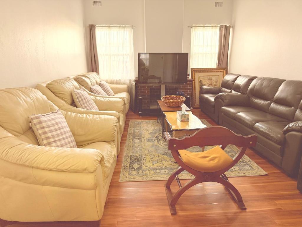 Posezení v ubytování Shipradi Homes - Prime location near shops & eatery