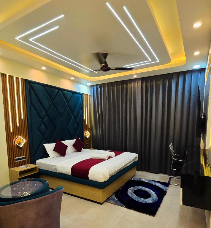 a bedroom with a bed in a room with a ceiling at The Elite Ohana in Lucknow