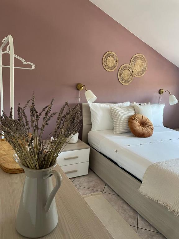 a bedroom with a bed and a vase with a pumpkin on it at Atika Appartamento Relax a 10 min da Benevento in Benevento