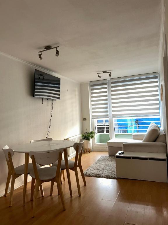a living room with a table and a couch at Depto 2 habitaciones y 2 baños in Concepción