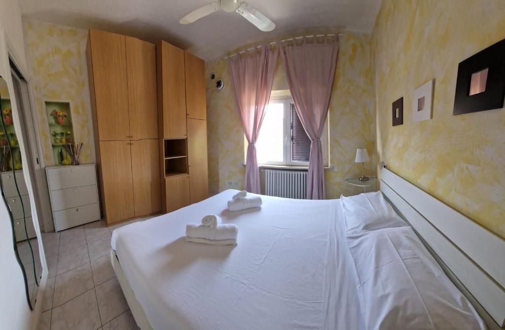 een slaapkamer met een wit bed en een raam bij Girasole in Parma