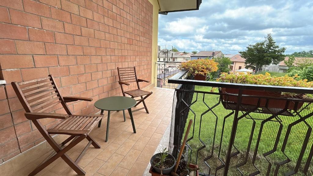 twee stoelen en een tafel op een balkon bij Rose Irpinia Home in Montemarano