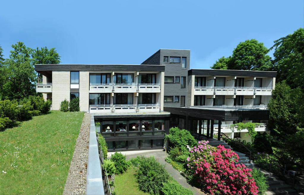 ein Bild eines Hauses mit Garten in der Unterkunft Hotel Bad Stebener Hof in Bad Steben