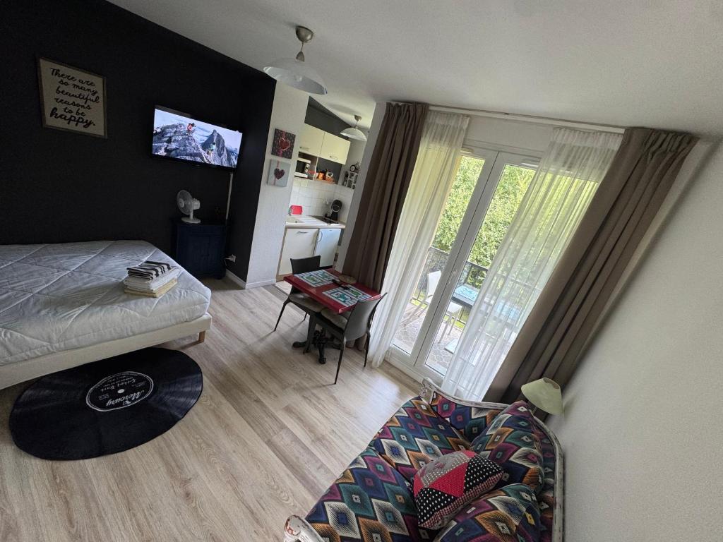 Postel nebo postele na pokoji v ubytování Studio T1 piscine chauffée parking gratuit les hauts dhonfleur