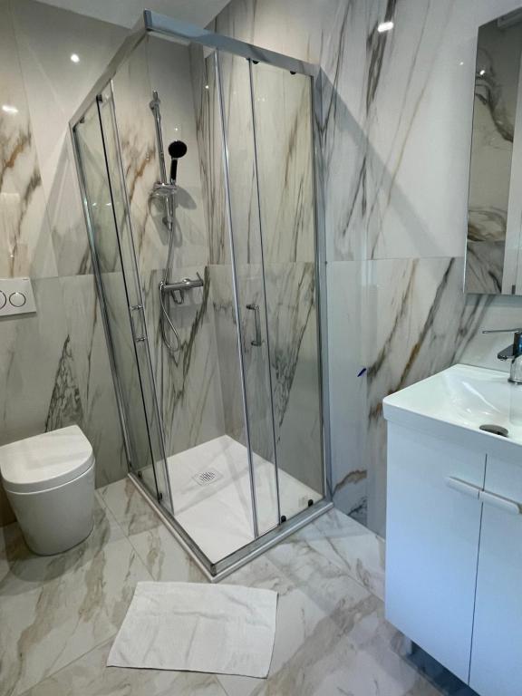 Un baño con ducha, inodoro y lavabo. en SAFA VENiCE STATION, en Venecia
