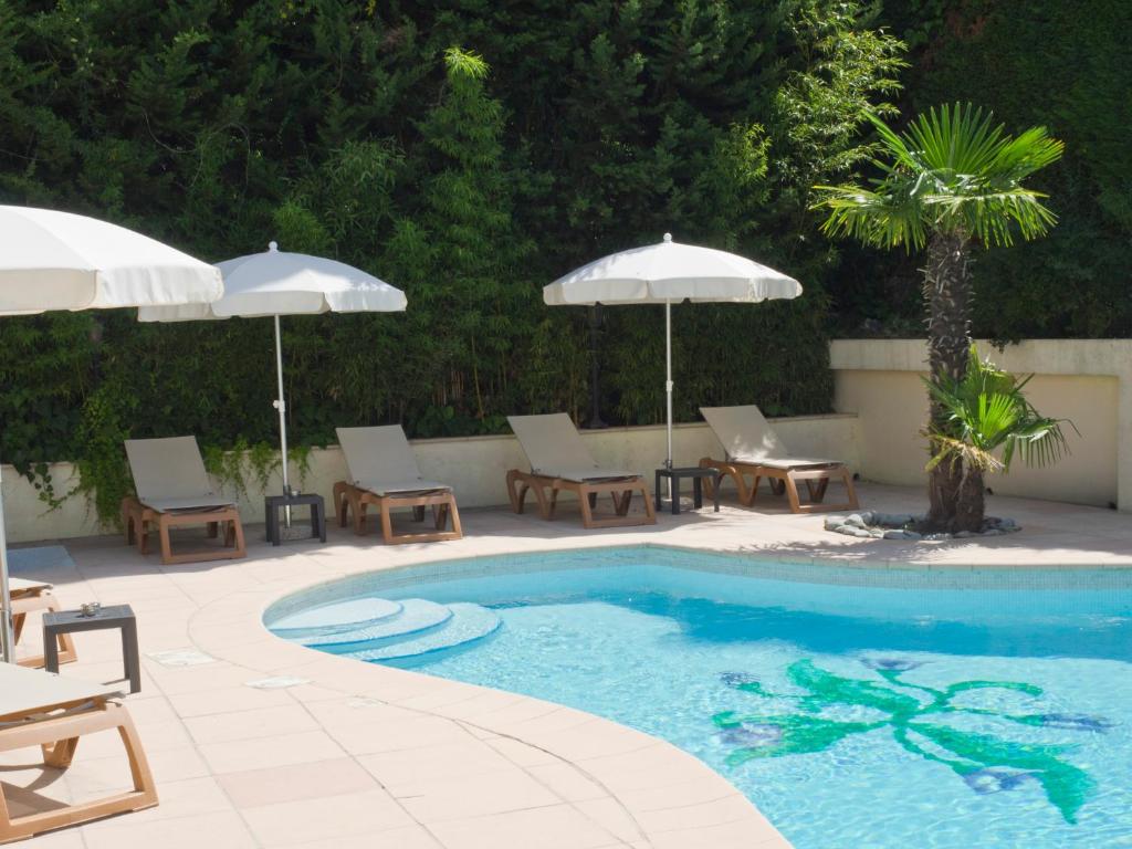 Bazén v ubytování Hotel Les Oliviers nebo v jeho okolí