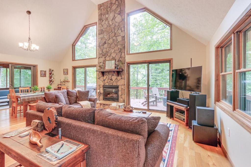 Χώρος καθιστικού στο Great Cacapon Mtn Cabin with Private Hot Tub and Views