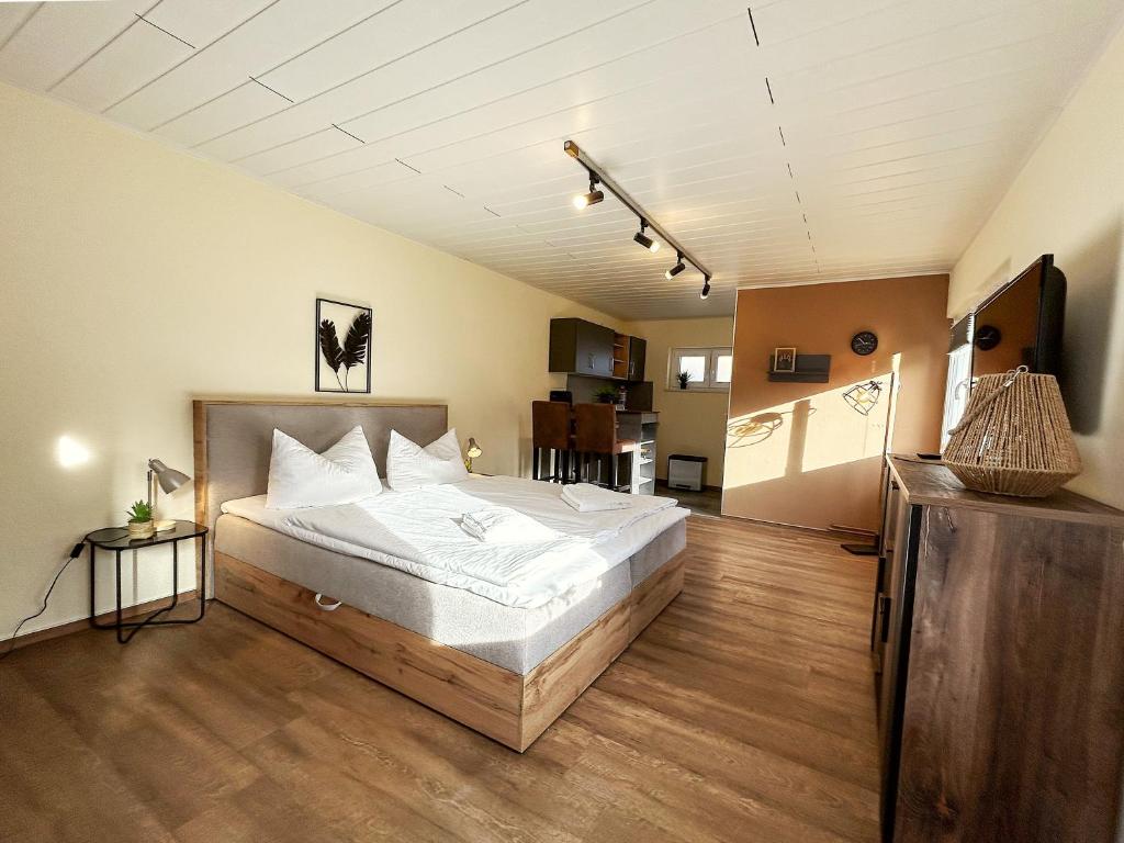 ein Schlafzimmer mit einem großen Bett in einem Zimmer in der Unterkunft Bungalow Strandlicht im Seebad Bansin in Heringsdorf