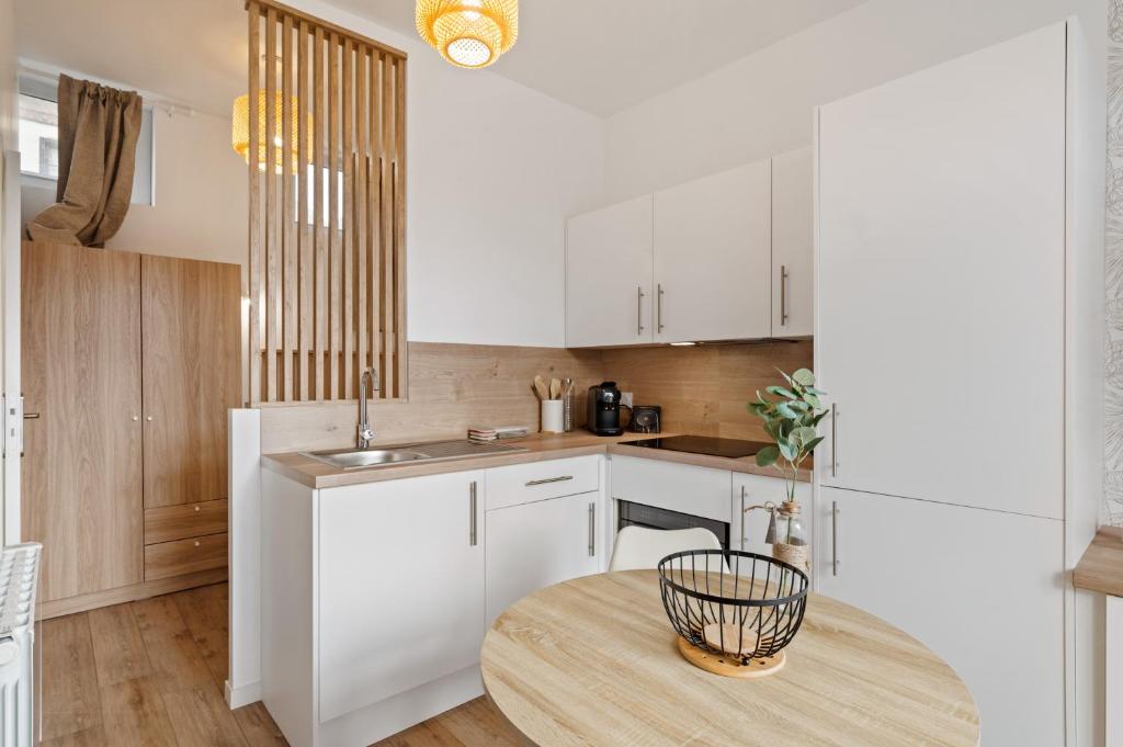 Køkken eller tekøkken på Studio with outdoor area 10 min from Rouen