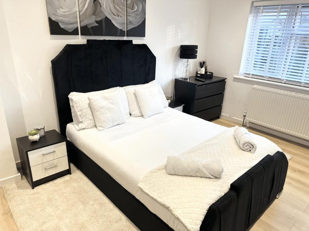 En eller flere senge i et værelse på Spacious 3BR House - Hot Tub - Near Castle, National Justice Museum, Lace Market - Free WiFi & Parking - Sleeps 6