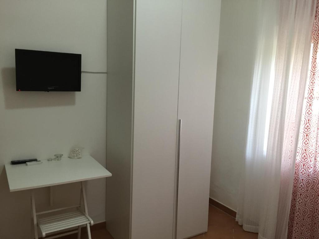 a white room with a sink and a tv on the wall at Villa Cenzina in Marina di Pisticci