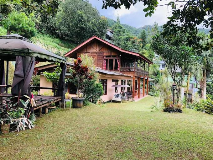 Κήπος έξω από το 2K Villa Cisarua by Savana Haven Indonesia
