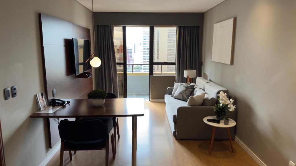 TV a/nebo společenská místnost v ubytování Ótimo apartamento Batel até 4 pessoas! Apartamento em hotel serviço 24h