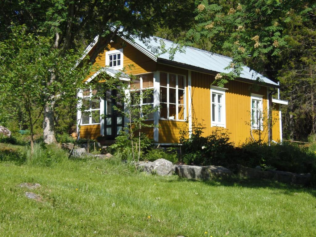 żółty dom pośrodku pola w obiekcie Gula Villan w mieście Maxmo