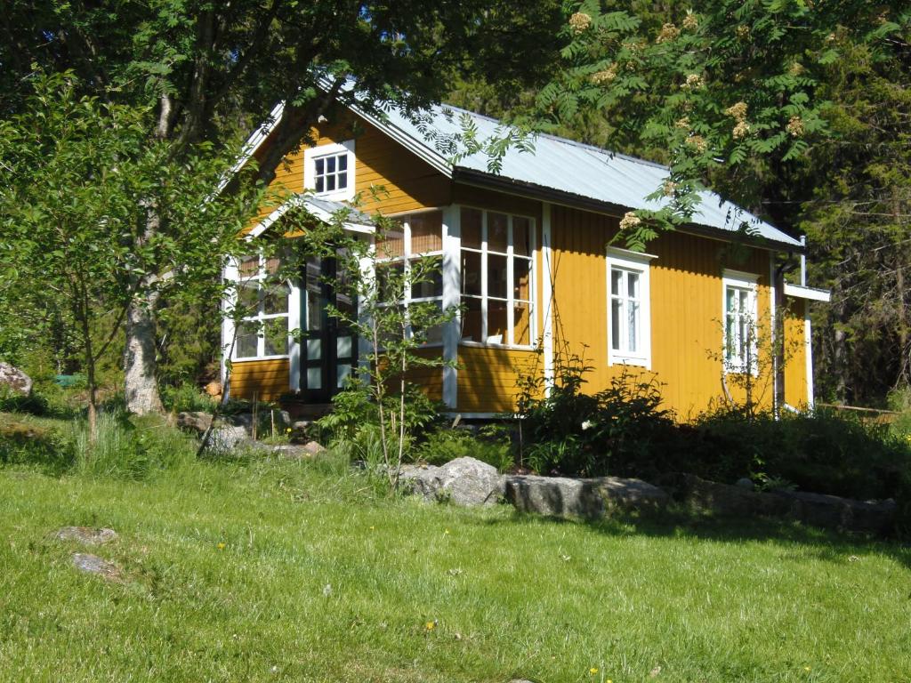 a yellow house in the middle of a field at Gula Villan in Maxmo