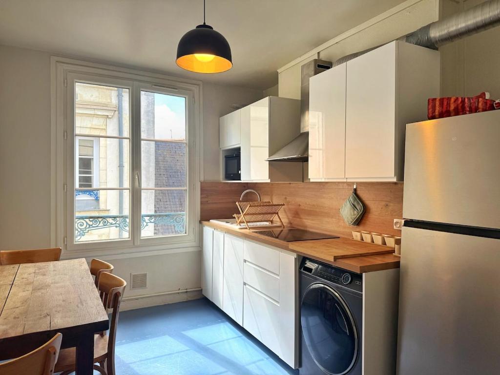 een keuken met een koelkast en een vaatwasser bij Le Marceau in Angers