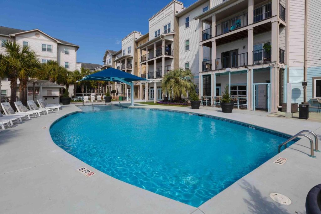 una piscina en el patio de un edificio de apartamentos en Bowen Village 9201, en Charleston