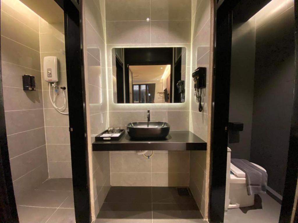 Hotel Brynton at Cameron Centrum Mall - Suite Queen