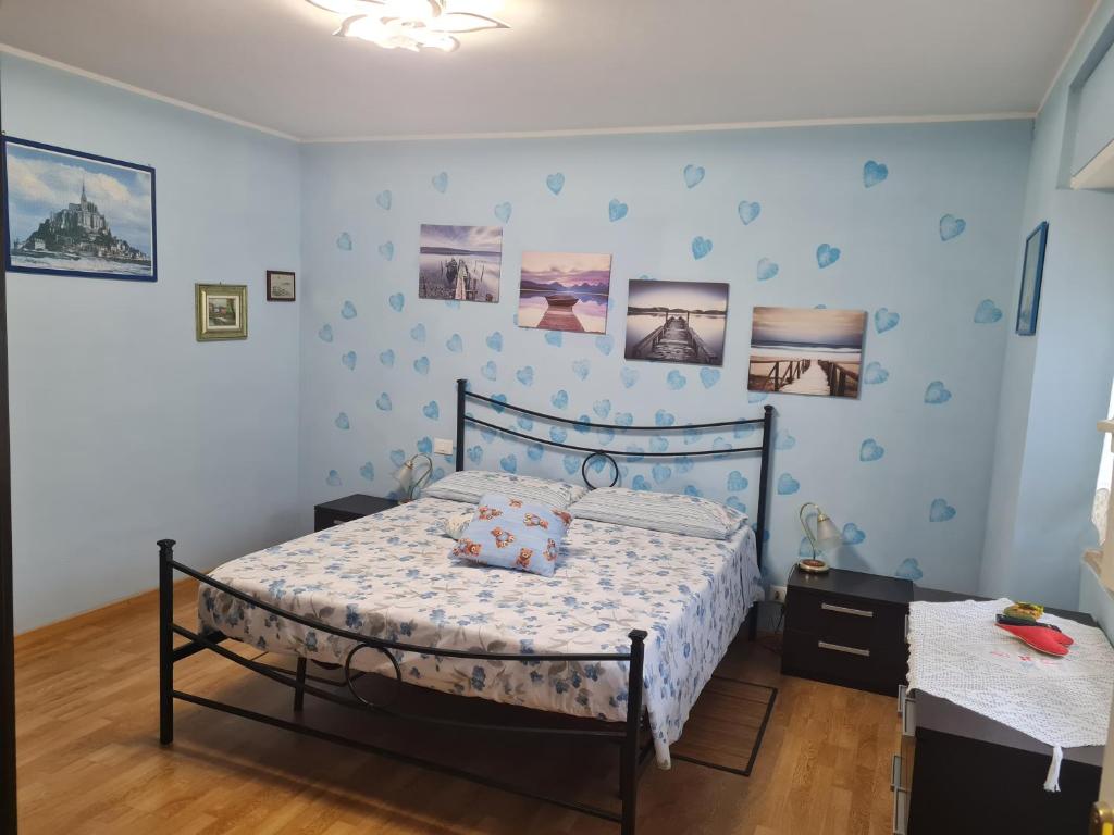 Ένα ή περισσότερα κρεβάτια σε δωμάτιο στο Appartamento Cascate delle Marmore