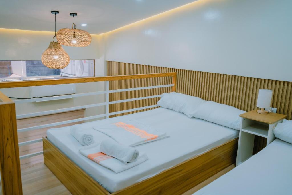 1 dormitorio con cama con marco de madera y mesa en The Tree House - Connecting Loft Units Govantes, en Vigan
