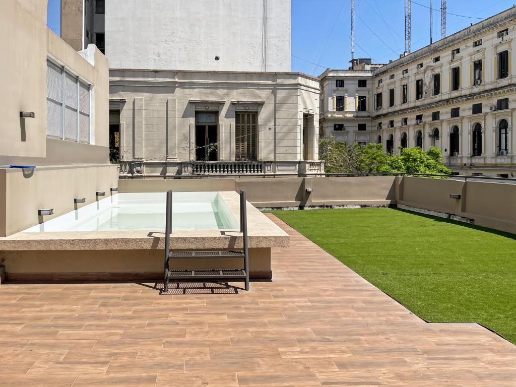 una piscina en la azotea de un edificio en Ayres Suites Saenz Peña, en Buenos Aires