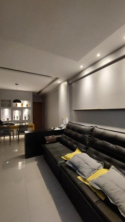 Χώρος καθιστικού στο Apto mobiliado com quarto, sala, banheiro e cozinha