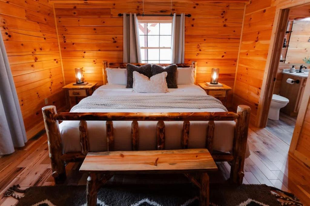 Ένα ή περισσότερα κρεβάτια σε δωμάτιο στο Sleeps 16! Luxury Cabin with Game Room & Hot Tub