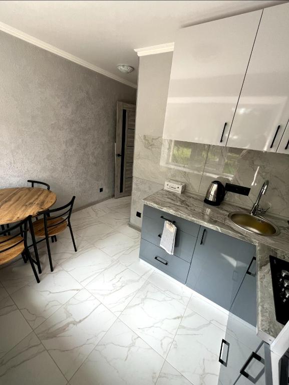 ウーマニにあるApartment Umanのテーブルとカウンタートップのあるキッチン