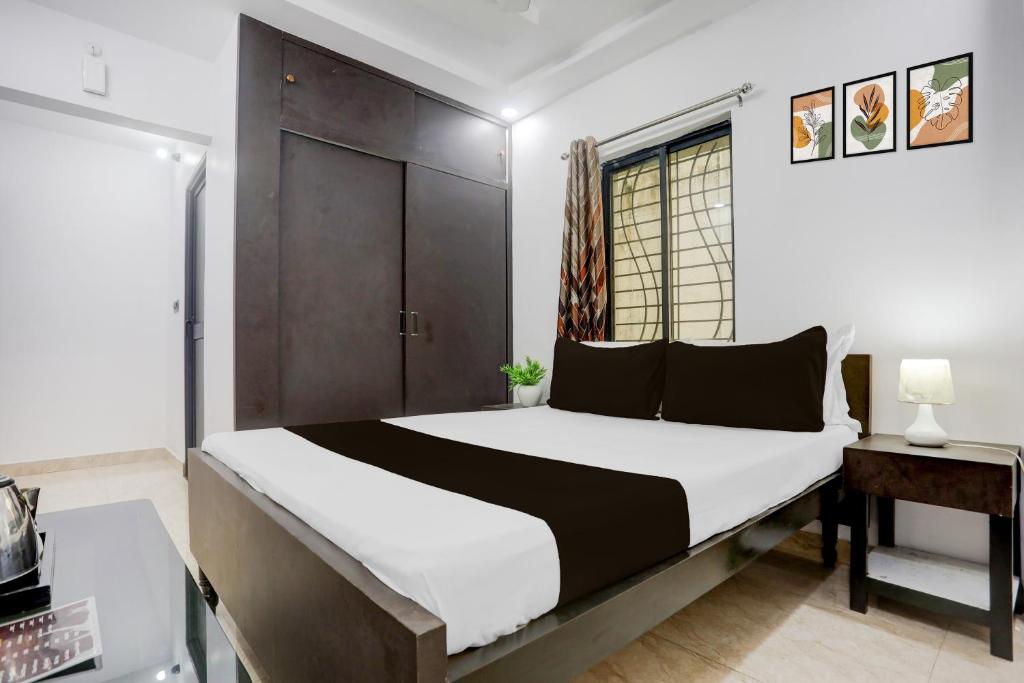 a bedroom with a large bed and a window at Hotel O Swarun and Banquet Hall in Gulzārbāgh