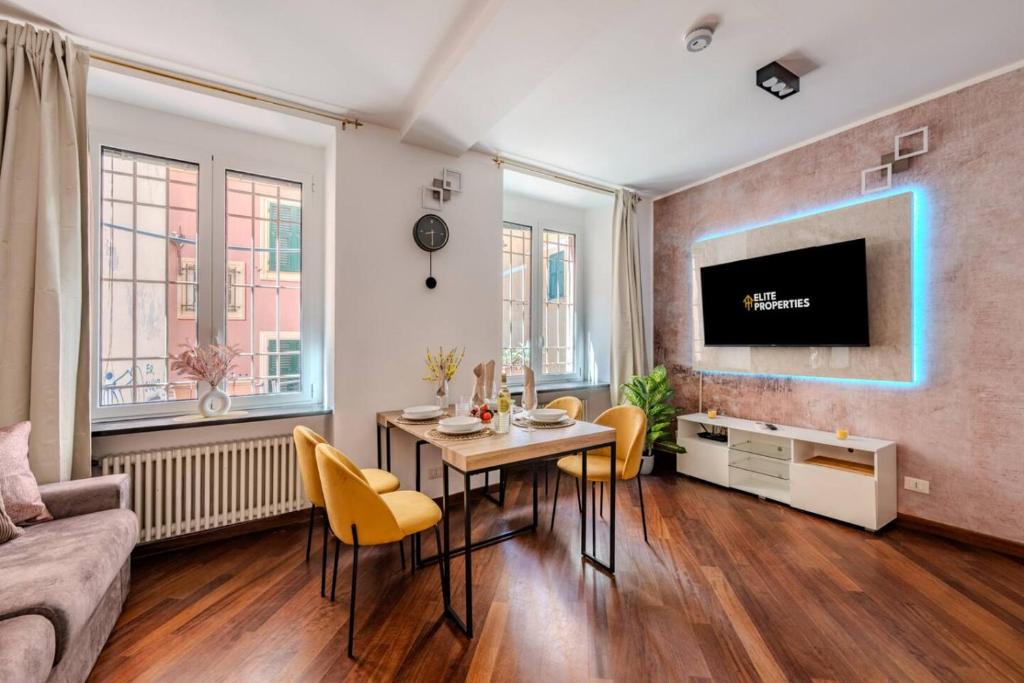 Una sala de estar con una mesa y un televisor. en Campopisano Luxury Retreat, en Génova