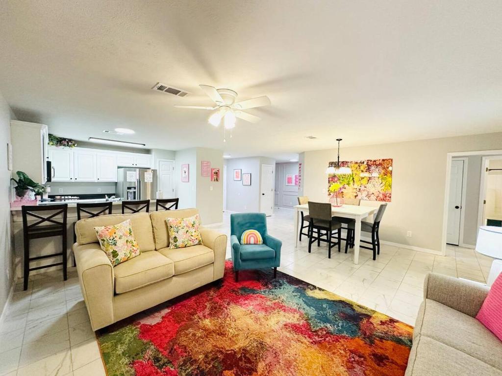 un salon avec un canapé et une salle à manger dans l'établissement Eastgate 3A Pretty in Pink, à Hammond