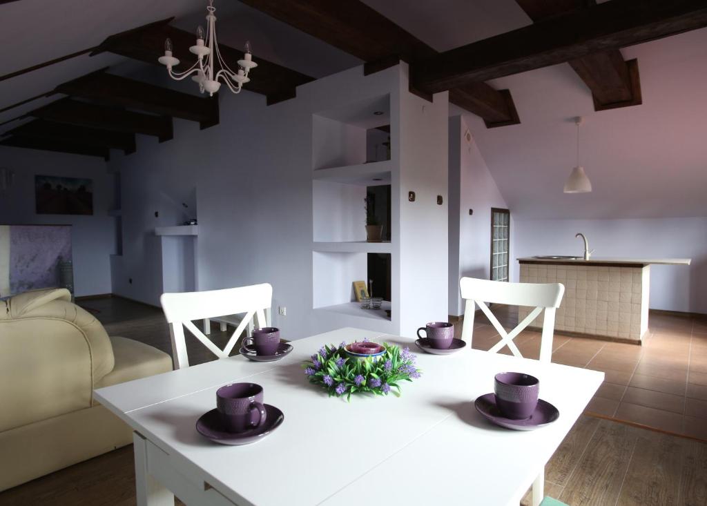 a living room with a white table with hats on it at Nowy Rynek 10 in Płock